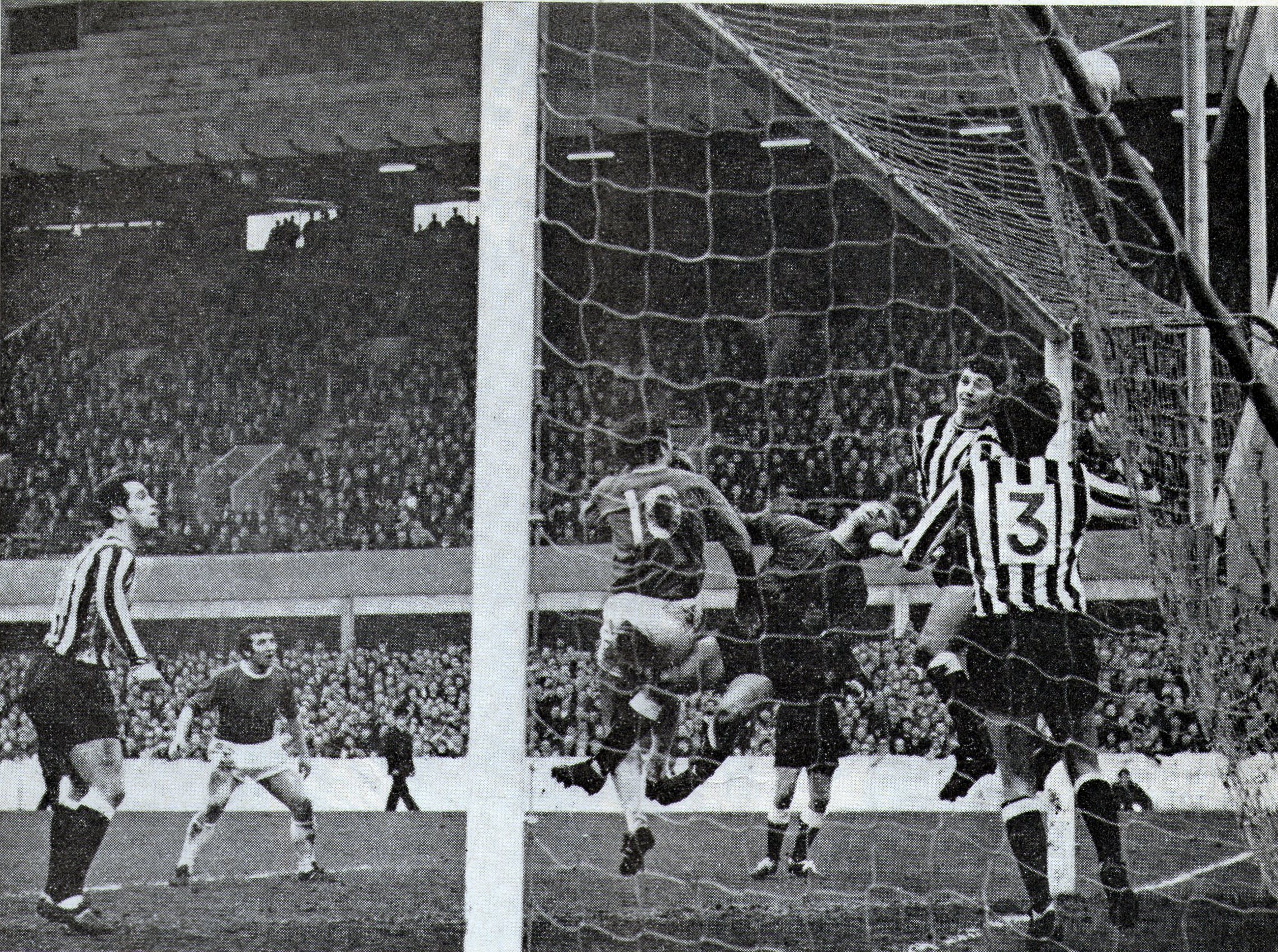 Royle%20shot%20over%20bar%20v%20newcastle%201969%2070.jpg
