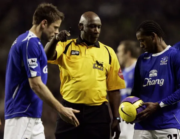 everton-v-tottenham-hotspur-uriah-rennie-415770.jpg