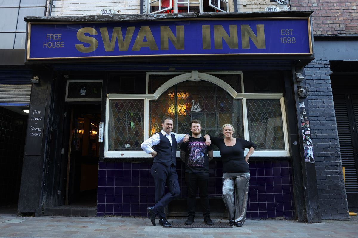Dominic and Fiona Hornsby with General Manager Francis Harvey-Wilson at the Swan Inn in Liverpool city centre