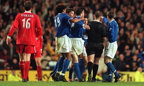 Everton-players-surround--007.jpg