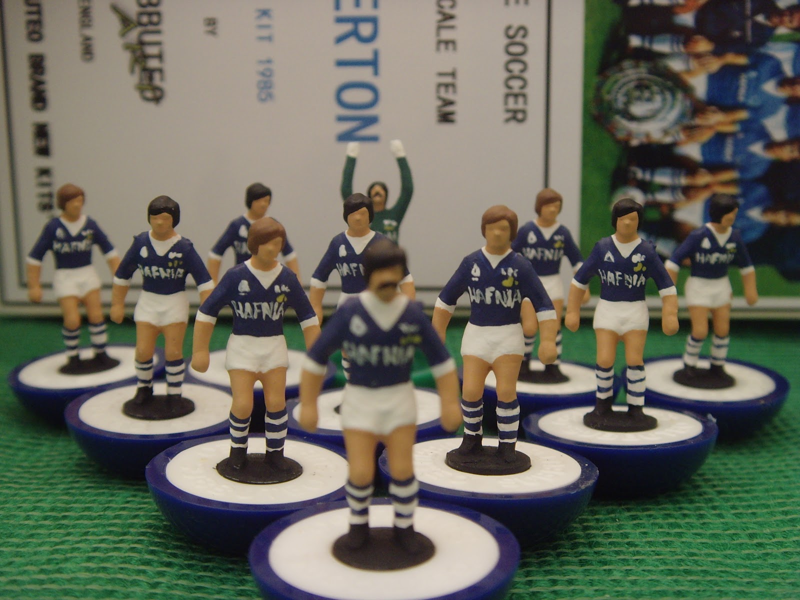 Everton+Home+Kit+1985+-+On+Pitch.JPG