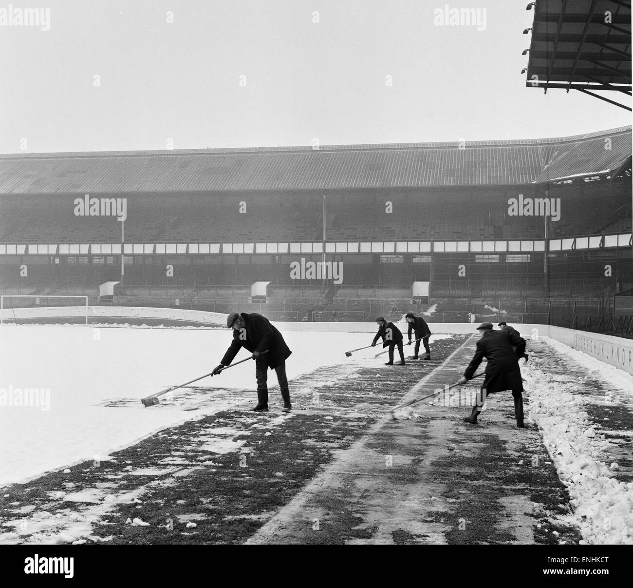groundsmen-try-to-clear-the-snow-from-the-pitch-at-goodison-park-home-ENHKCT.jpg