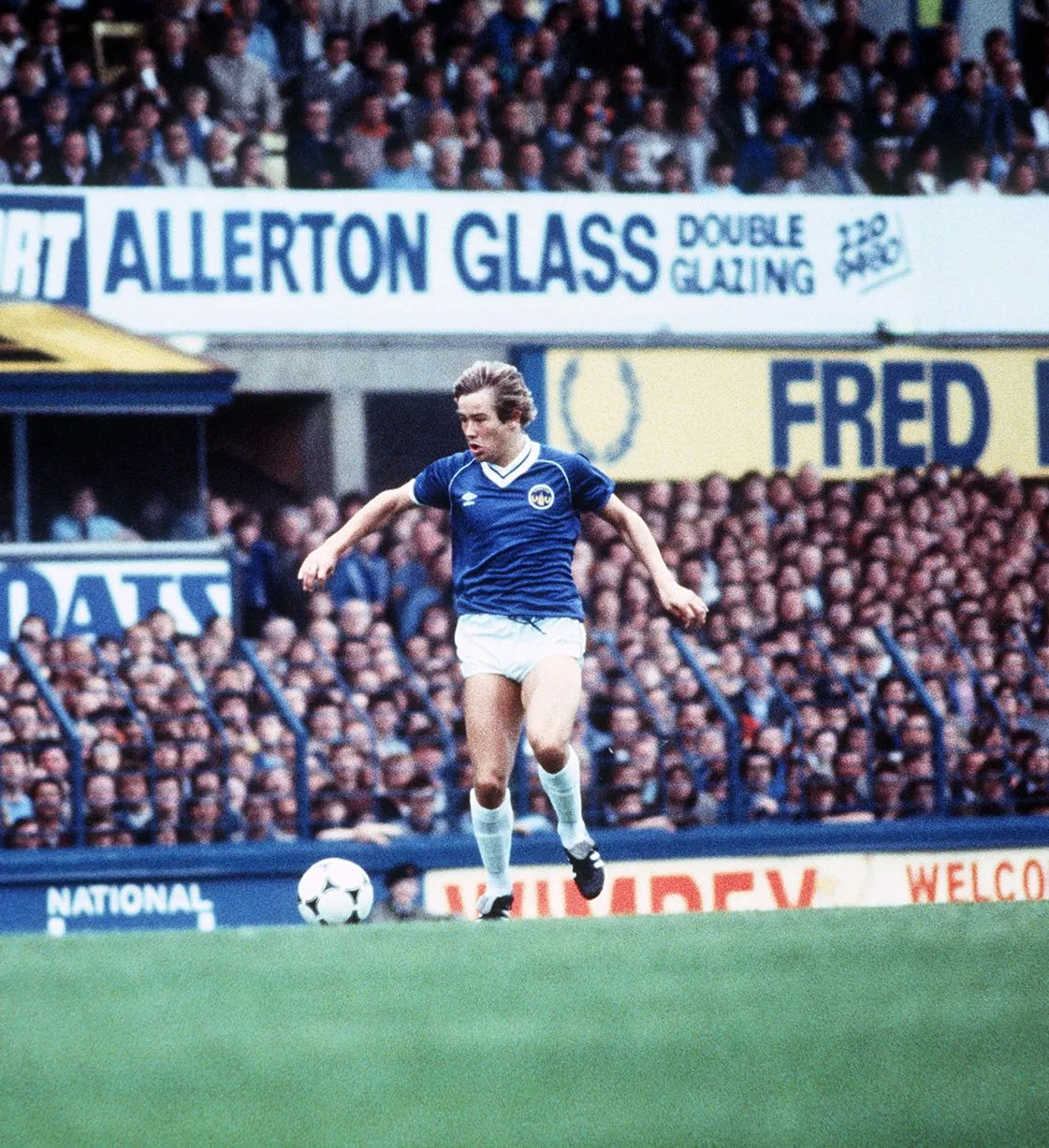Adrian-Heath-in-action-for-Everton-against-Tottenham-in-September-1982.jpg