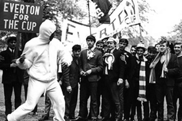 everton-fans-with-muhammad-ali-in-hyde-park-ahead-of-the-1966-fa-cup-final-264138629-3250186.jpg