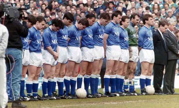 One%20week%20after%20Hillsborough,%20Everton%20players%20and%20manager%20bow%20their%20heads%20in%20remembrance