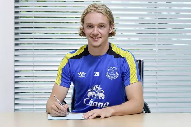 Tom-Davies-Signs-a-New-Contract-at-Everton.jpg