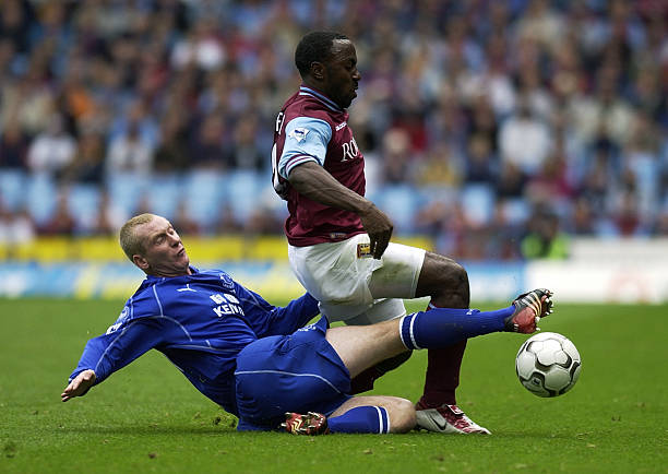 darius-vassell-of-aston-villa-is-challenged-by-tony-hibbert-of-the-picture-id1430689