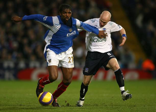 evertons-andrew-johnson-challenges-portsmouths-nwankwo-kanu-for-the-picture-id832636488