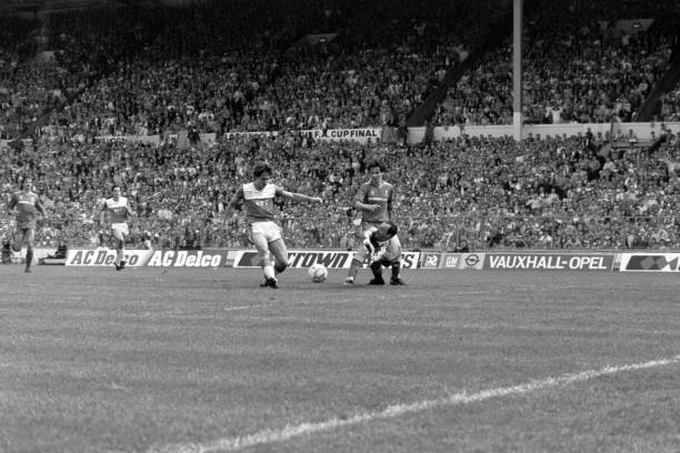 evertons-gary-lineker-scores-the-opening-goal-past-liverpools-alan-picture-id829786130