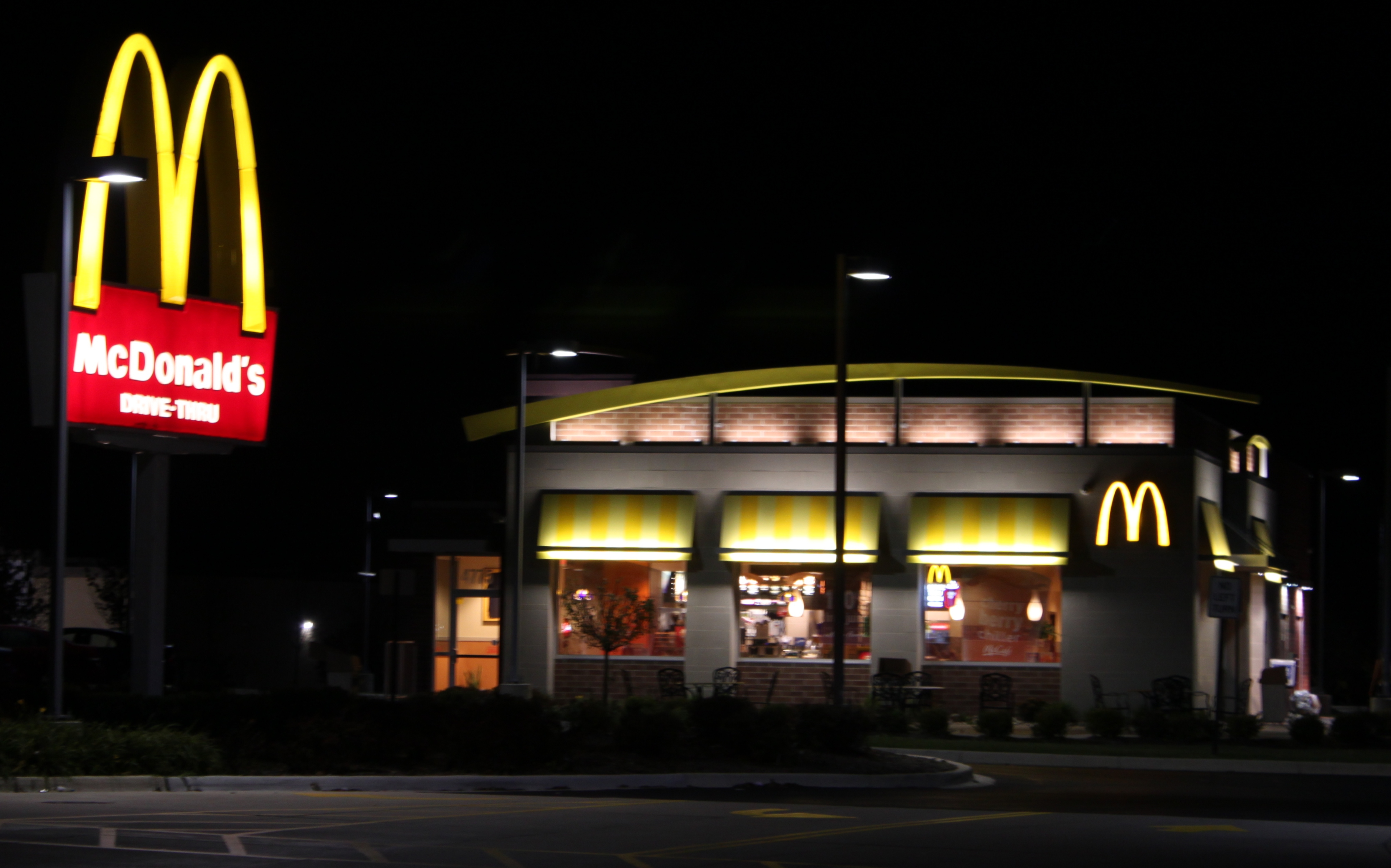 McDonald%27s_at_night%2C_4775_Washtenaw_Avenue%2C_Pittsfield_Township%2C_Michigan_-_panoramio.jpg