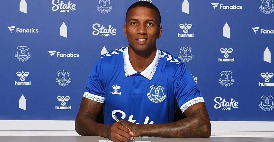 Everton Sign Ashley Young on a free deal