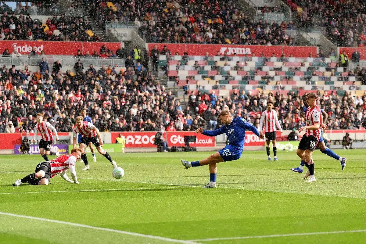 Dewsbury-Hall hails Everton's never-say-die mentality after Gtech ...